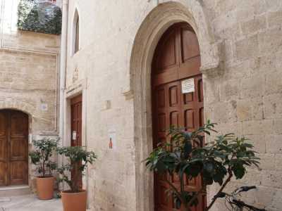 ...si presenta con una facciata bianca frutto di pesanti rimaneggiamenti avvenuti tra il 700 e il 800